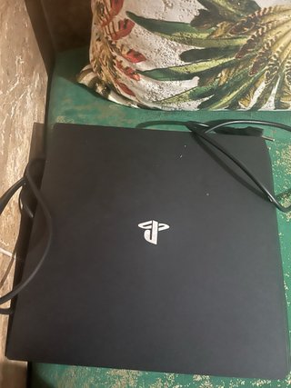 Consola PS4 Pro Negra + Mando Blanco