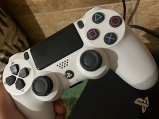 Consola PS4 Pro Negra + Mando Blanco