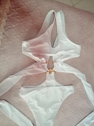 Costume da bagno bianco con dettaglio dorato