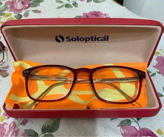 Monturas de gafas con estuche incluido.