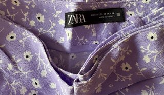 Falda pantalón corta morada con flores blancas