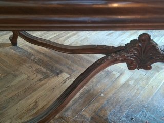 Mesa de comedor antigua de madera tallada