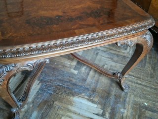 Mesa de comedor antigua de madera tallada