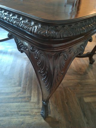 Mesa de comedor antigua de madera tallada