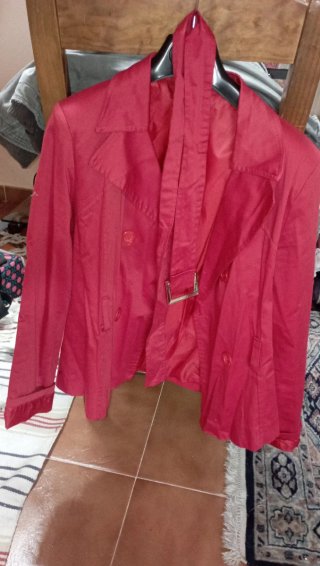 Chaqueta roja con cinturón