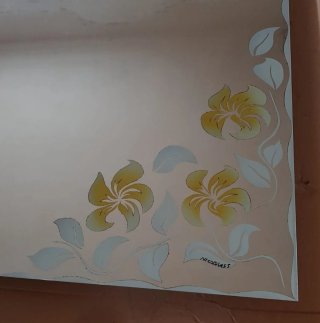 Specchio da parete decorato con fiori