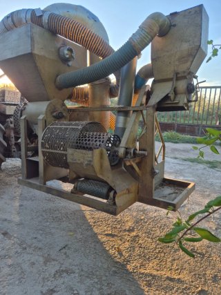 Máquina recolectora de avellanas