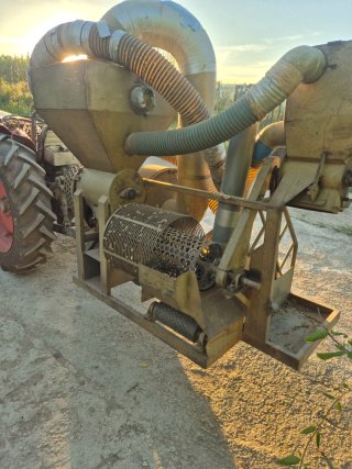 Máquina recolectora de avellanas