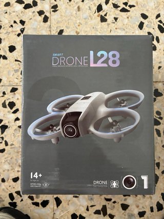 Dron gris con mando