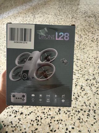 Dron gris con mando