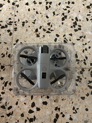 Dron gris con mando