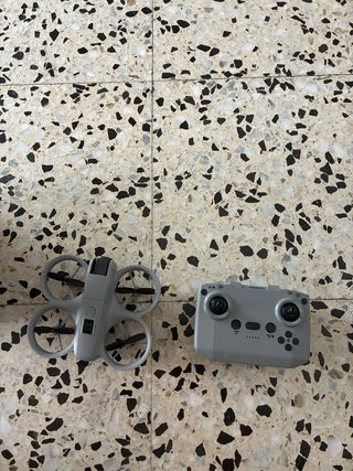 Dron gris con mando