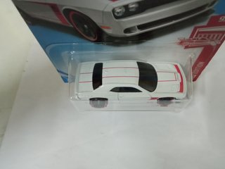 Hot Wheels - 2015 Dodge Challenger SRT Red Edition