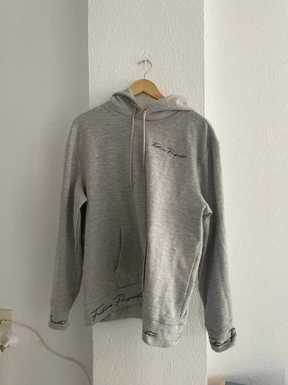 Sudadera gris con capucha y logo
