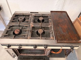 Cocina Industrial con Plancha y Campana