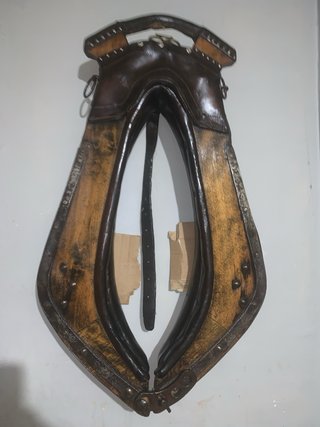 Collar de caballo de cuero y madera