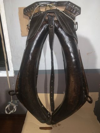 Collar de caballo de cuero y madera