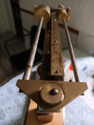Balanza antigua de madera y metal