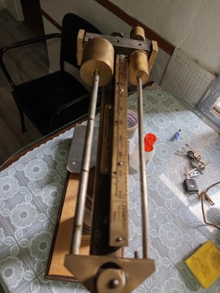 Balanza antigua de madera y metal