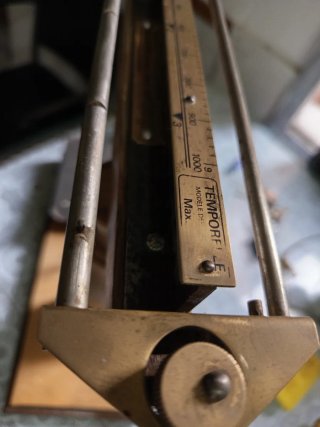 Balanza antigua de madera y metal