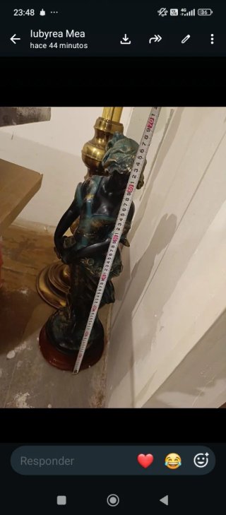 Figura antigua mujer vestida en Asturias Oviedo