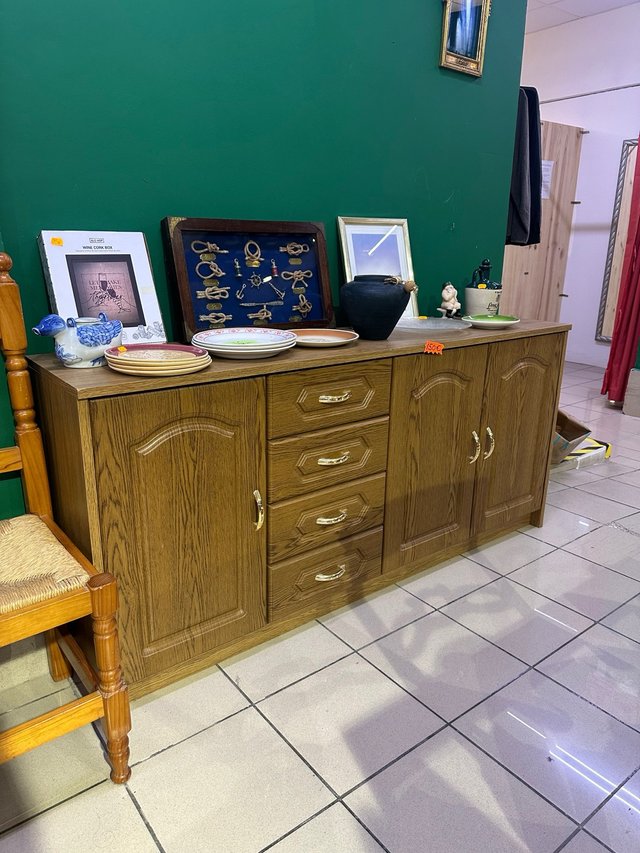 Aparador de madera con puertas y cajones