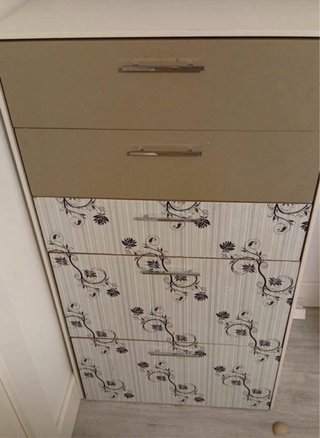 Armario puertas correderas blanco y amarillo