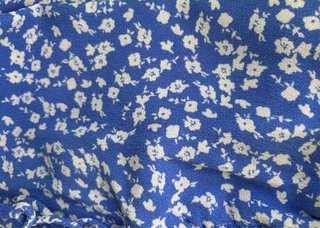 Falda Midi Floral Bershka con Abertura Talla XS
