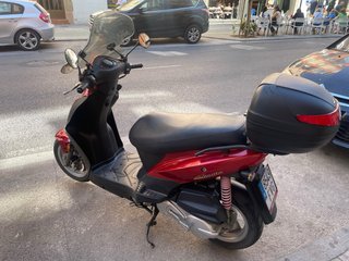 Kymco Agility 125 Scooter Roja y Negra