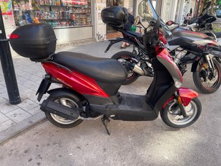 Kymco Agility 125 Scooter Roja y Negra