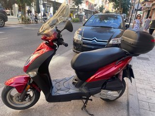 Kymco Agility 125 Scooter Roja y Negra