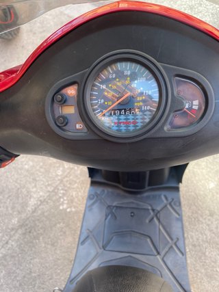 Kymco Agility 125 Scooter Roja y Negra