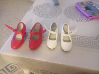 Zapatos de tacón rojos y blancos los dos por 15