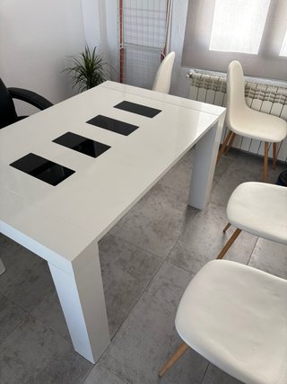 Mesa de comedor blanca