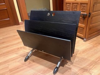 Revistero de madera y metal negro