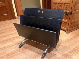 Revistero de madera y metal negro