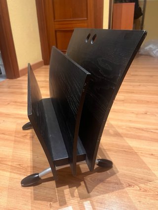 Revistero de madera y metal negro