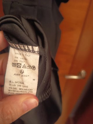 Vestido negro con aberturas y botones