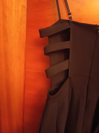 Vestido negro con aberturas y botones