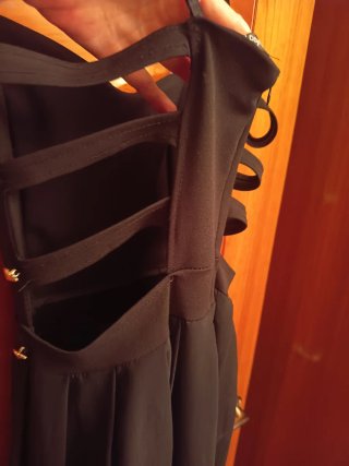 Vestido negro con aberturas y botones