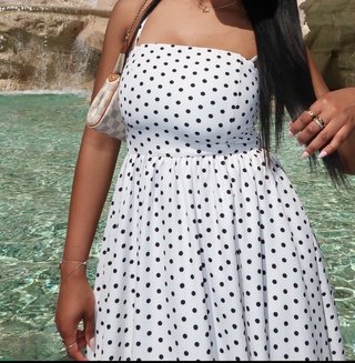 Vestido de lunares blanco y negro