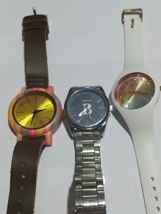 Lote de 5 relojes. 2 Casio originales, y 3 más.