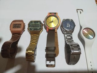 Lote de 5 relojes. 2 Casio originales, y 3 más.