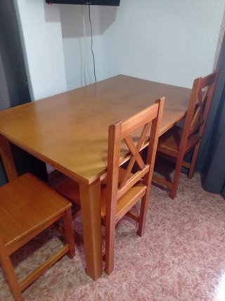 Mesa de madera con 6 sillas