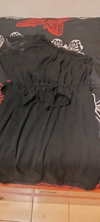 Vestido negro de un hombro