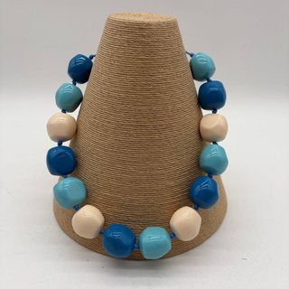 Collana estiva pietre resina blu beige