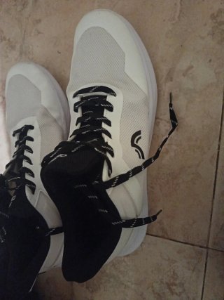 Zapatillas deportivas blancas y negras