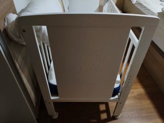 Cuna con colchón y ropa de cama