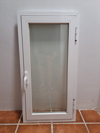 Ventana aluminio blanca con manilla