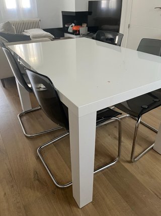Mesa comedor blanca con 4 sillas metacrilato gris